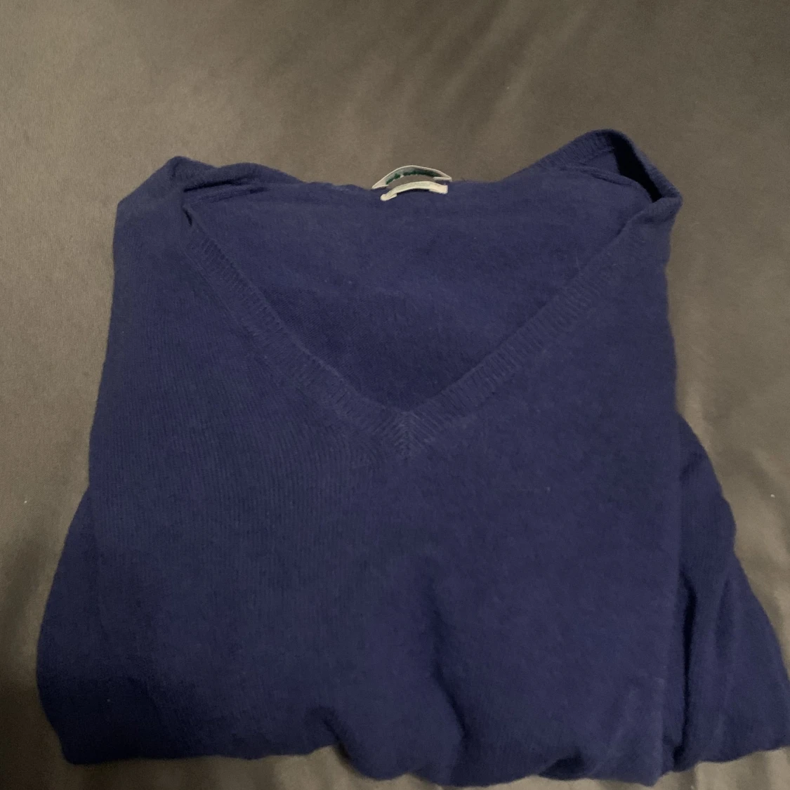 Mörkblåa stickad vringad tröja  - 90
