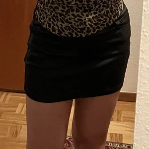 läderkjol - mini kjol i svart läderimitation. mycket bra skick. skriv för fler bilder 🤍