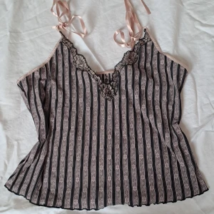 Gulligt linne  - Köpt begagnad men är i bra skick. Storlek M/L