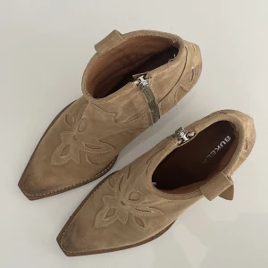 Western boots  - Från det danska märket Bukela.  I mocka, tillverkade i Italien. Storlek 37. Köpta för 2499kr🫶🏼