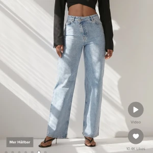 Blåa jeans  - Säljer dessa blåa ljusa jeansen i storlek 34. Dom sitter jätte fint på men kommer inte längre till användning. Köparen står för frakten