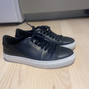 Axel arigato skor  - Säljer mina Axel arigato skor då dem tyvärr var försmå för mig. Skorna är i väldigt bra skick, använda ett fåtal gånger. Nypris 2300 kr. Tveka inte att höra av er vid frågor❤️