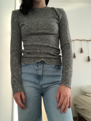 Grå långärmad tröja - Grå långärmad stickad tröja, super skön