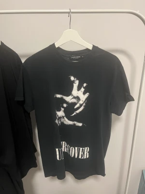 sjuk Undercover tisha - riktigt fet Undercover tee äldre, köpt på 136 liten stain vid axeln or sum men ähh sz 2, fits S-M