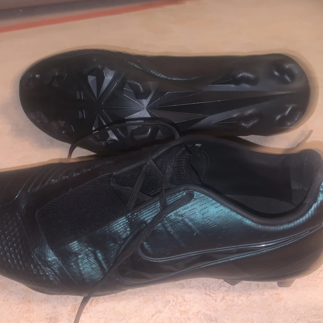 Fotbollsskor storlek 42,5 