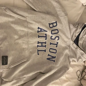 Grå Boston Hoodie - Snygg hoodie från H&M. Oanvänd och bra skick💕 