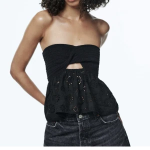 Topp från zara - Säljer denna trendiga topp från zara. Såå skön och formar sig efter kroppen därav tror jag den passar allt från xs-m❣️❣️🥰🥰