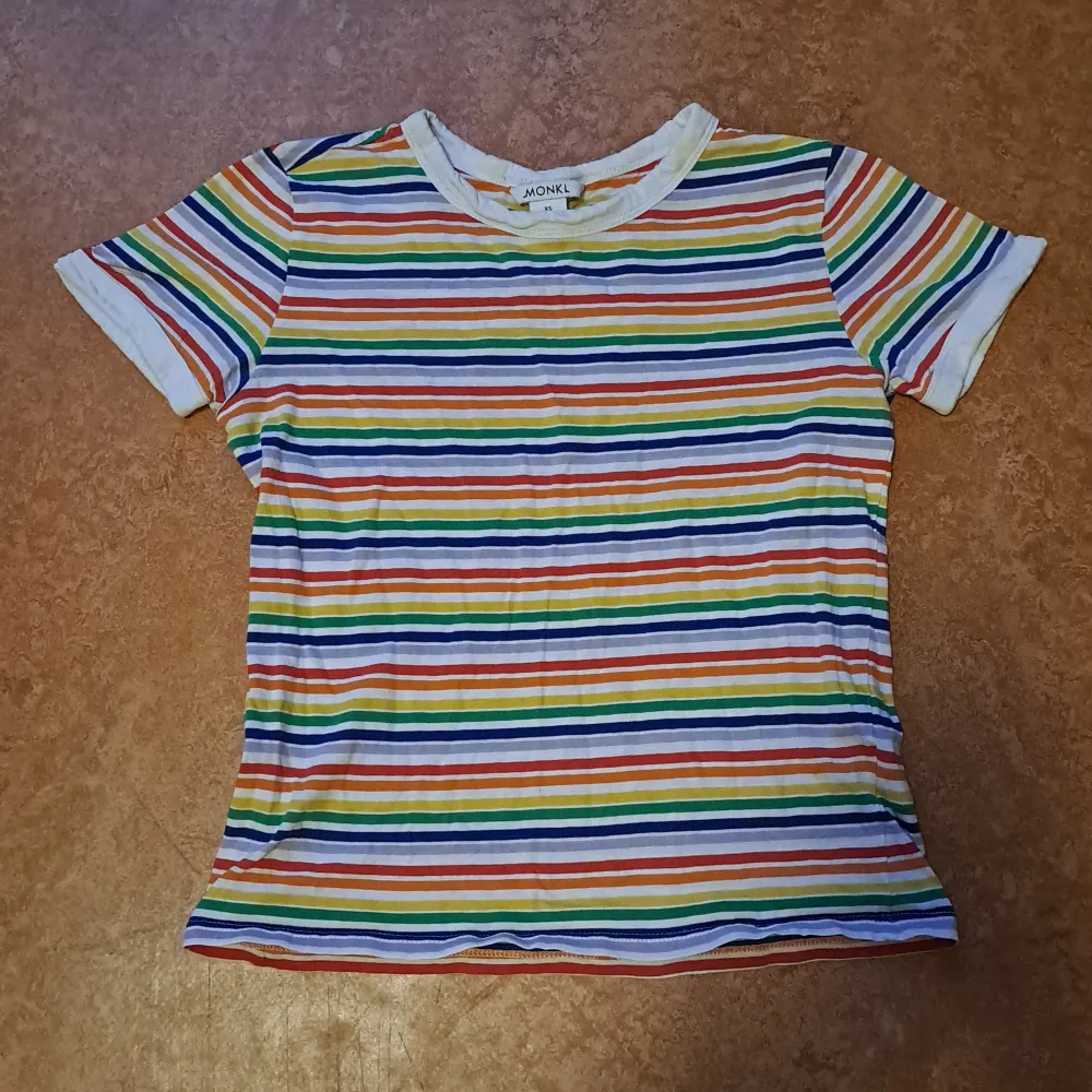 Regnbågsrandig tröja från Monki, storl xs. T-shirts.