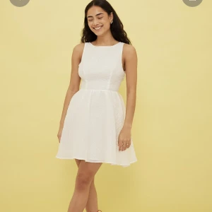 Studentklänning  - Säljer min studentklänning från NA-KD i storlek 36 med öppen rygg och en rosettdetalj. Skriv för fler bilder 😊