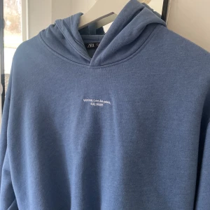 Croppad hoodie från Zara - Säljer en blå croppad hoodie från zara då den inte används. Har endast använt ett fåtal gånger så är i bra skick. Köparen står för frakt!