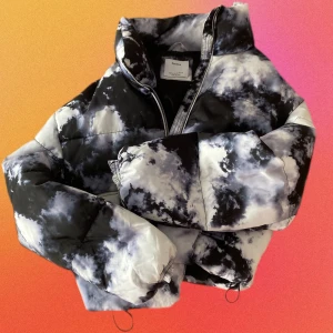 Jacka med moln mönster - Supercool croppad jacka med ett svartvitt mönster. En riktig häftig vinterjacka som passar till allt. Är i gott skick.