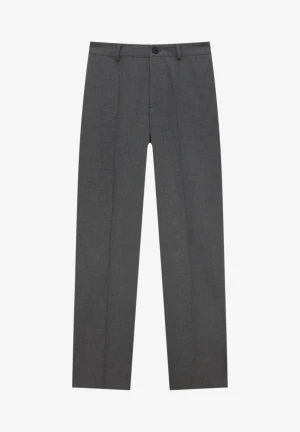 Gråa högmidjade kostymbyxor - Sparsamt använt så ingen synlig slitage, den är i mycket fint skick. Köptes i en PULL&BEAR butik i Mall of Scandinavia. Har även par i svart, köper du båda kan jag sänka priset. Originalpriset var 299kr, säljer för 89 kr. Har en liten fläck längst ner.