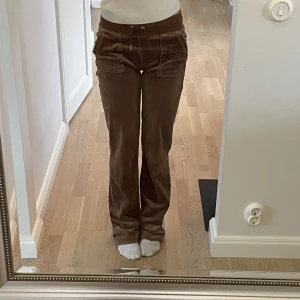 Juciy byxor xxs  - Hej, hej jag säljer mina ljusbruna juicy byxor i xxs💗tyvärr har silver saken på bandet gått av på ena sidan men inget jag tänker på, jätte fin färg. Lite slitna i benen då dom är för långa för mig som e 163 lång. Skriv om ni har frågor elle funderingar❤️ 