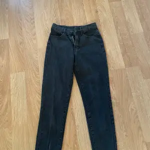 Ett par svarta jeans från Shein i bra material modellen är straight och är inte skinny  Säljer då dom är alldeles för små