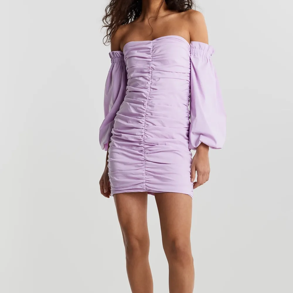 Super söt lila klänning ifrån Gina Tricot. Modellen ”Odette off shoulder dress”. Klänningen är i storlek 36 och är aldrig använd. Köpt för 499 kr. 🤍💜. Klänningar.
