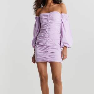 Super söt lila klänning ifrån Gina Tricot. Modellen ”Odette off shoulder dress”. Klänningen är i storlek 36 och är aldrig använd. Köpt för 499 kr. 🤍💜