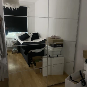 Garderob  - Garderob från IKEA Bra med förvaring. Går att hänga uppkläder, vila i lådorna och även galler för byxor. Super lyxigt med skjutdörrar.  En fin mörk brun färg med silver detaljer som passar in i alla inredningar. Kommer i två par där varje del är 75cm bred