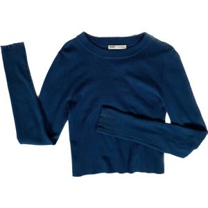 Stickad topp - Stickad topp från Pull&Bear i stolek M 💗 Säljer för 80kr + frakt (bild 2 = samma modell bara annan färg)