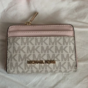 Michael Kors plånbok  - Äkta plånbok från Michael Kors, nästan oanvänd. Nypris 1000kr