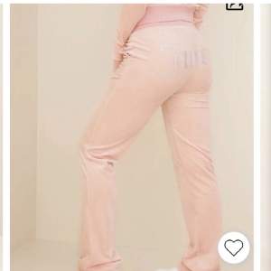 Intressekoll!! Ljus rosa byxor i storlek XS passar perfekt nu t våren, köpte för 1 100kr. Använda typ 2 gånger!