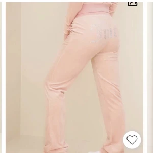 Juicy byxor - Intressekoll!! Ljus rosa byxor i storlek XS passar perfekt nu t våren, köpte för 1 100kr. Använda typ 2 gånger!