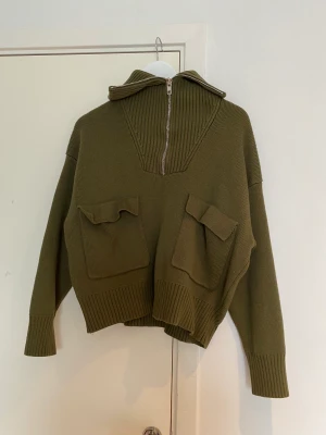 Grön zara tröja - En superfin och mysig tröja från zara! Den är slutsåld! Endast Använd 1-2 gånger, så tröjan är i nyskick!