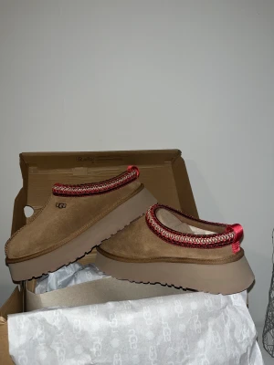 Ugg Tazz Platform Chestnut - Säljer mina Ugg Tazz i storlek 39 då jag fått tag på dom i min vanliga storlek. Aldrig använda, endast testade.