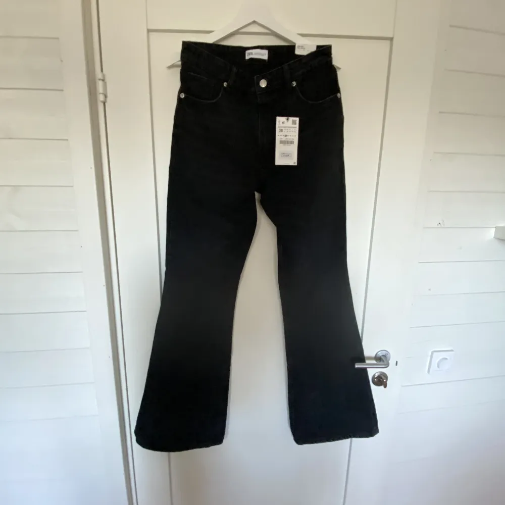 Aldrig använda zara jeans Säljer eftersom de är för små Nypris:400. Jeans & Byxor.
