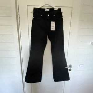 Zara bootcut jeans - Aldrig använda zara jeans Säljer eftersom de är för små Nypris:400