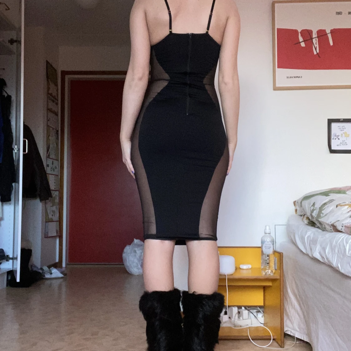 Formgivande klänning med mesh  - 91