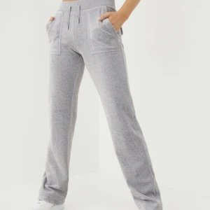 Juicy couture  - Säljer mina gråa fina juicy byxor då dom är för stora på mig använt ett fåtal gånger och båda metall grejerna på snöret är borta annars bra skick