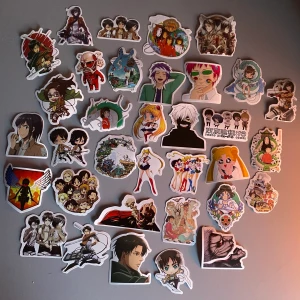 Aot klistermärken  - (TRYCK INTE PÅ KÖP NU!!) Blandade anime klistermärken (mestadels attack on titan), 7kr/styck, 5 stycken för 30kr eller 10 stycken för 55kr :) 15kr frakt 