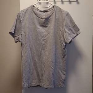 Size S well used and in good condition gray t-shirt. Feel free to contact us in Swedish or English