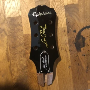 Gitarr headstock - Vet inte varför nån skulle vela ha den men säljer den ändå