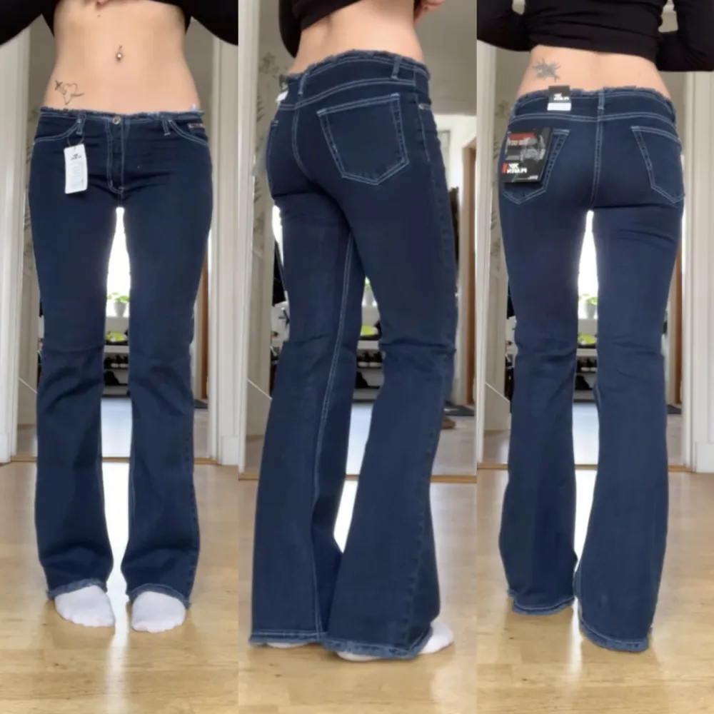 Snygga lågmidjade jeans med ”raw-edge” detaljer runt midja och benslut. Bootcut modell, nya med lappar! MÅTT: midja 75 cm (stretch), innerben 80 cm, jag är 177! Se min profil för liknande plagg❣️. Jeans & Byxor.