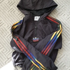 Adidas originals windbreaker - Adidas originals windbreaker Använd en gång, så i nyskick. Inköpt på zalando. Stl s 