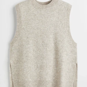 Stickad slipover - Ifrån H&M. Aldrig använd. Frakt är inkluderat i priset.