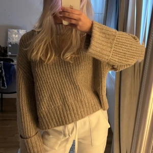 Finaste stickade tröjan - Så fin o skön stickad tröja från Gina. Storlek M🫶🏼🫶🏼