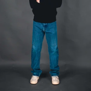 Levis 501 - Levis 501 i storlek 36/38, dom är vintage så storleken är mycket mindre egentligen. Jag är 177 och har dom med ett skärp