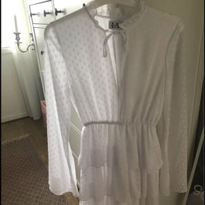 Studentklänning  - Linn Ahlborg x NAKD. Studentklänning, använd 1 gång. Mycket fint skick. 