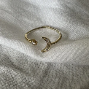 Guldpläterad ring från glitter - Tappat en del puldplätering på baksidan av ringen, därav priset. Går att ändra storleken