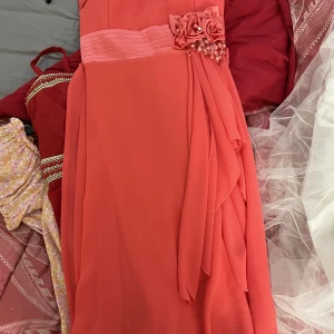 Rosa klänning - Kort rosa klänning som inte är tajt mot kroppen och har använts två gånger. 