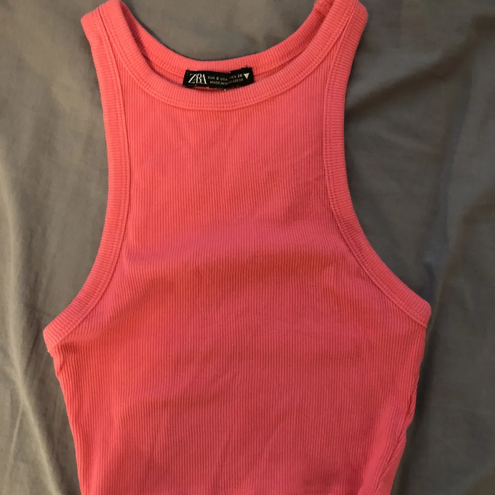 Säljer detta söta gulliga rosa linnet från Zara. Använt ett fåtal gånger. Säljer för 30kr+frakt . Toppar.