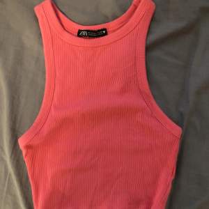 Säljer detta söta gulliga rosa linnet från Zara. Använt ett fåtal gånger. Säljer för 30kr+frakt 