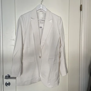 Vit kavaj - Vit kavaj från HM i nyskick! Köppt för ca 2 år sedan men tyvärr aldig kommit till användning. Obs den är ej fläckig det är skuggor! 