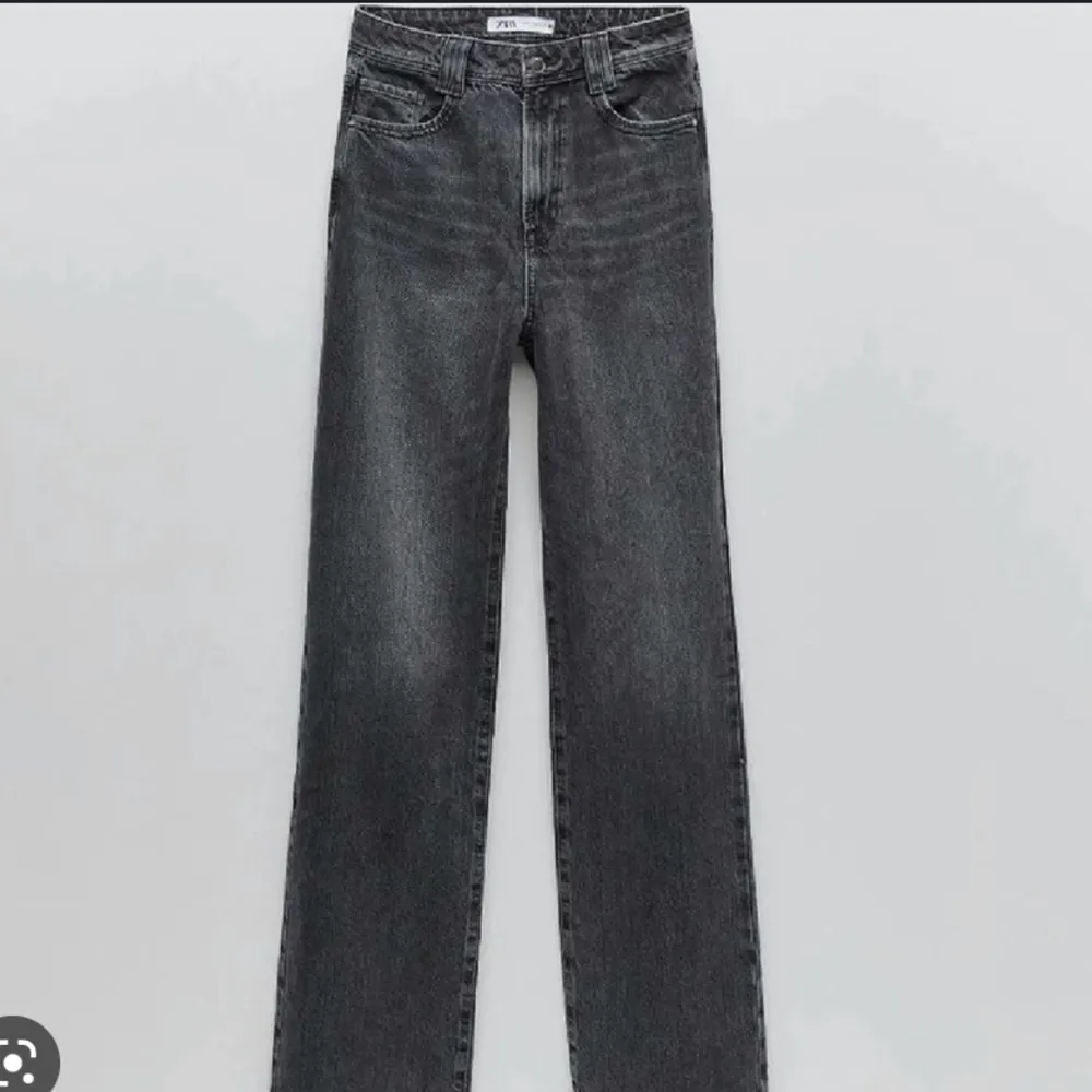 Grå jeans från zara som tyvärr blivit för små för mig! Fin grå färg med raka ben⭐️ långa i benen!. Jeans & Byxor.