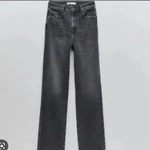 Grå jeans från zara som tyvärr blivit för små för mig! Fin grå färg med raka ben⭐️ långa i benen!