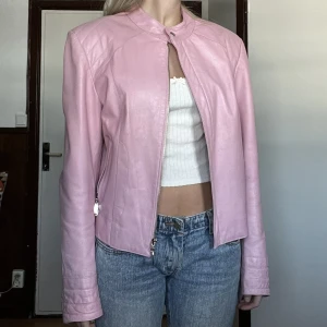 Rosa moto jacka - Säljer denna sjuka rosa skinnjacka!! Köpt vintage💗💗 storleken säger xxl mentycker inte det stämmer passar mer en s-m beroende på hur man vill att den ska sitta. Skriv för mer bilder!
