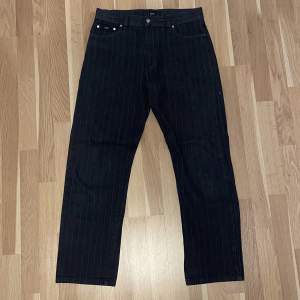 Hugo boss jeans strl 34/34, sitter dock lite mindre än 34/34