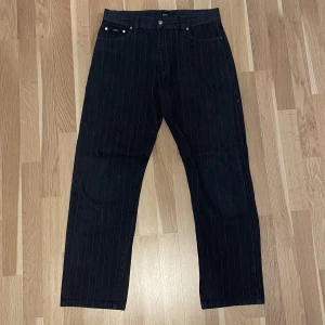 Hugo boss jeans - Hugo boss jeans strl 34/34, sitter dock lite mindre än 34/34